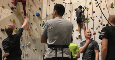 必威和365集线器团队成员在室内攀岩健身房