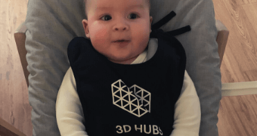 一个婴儿用枢轴戴着围兜徽标必威和365